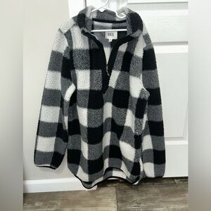 Women’s Buckle BKE Black and White Plaid Sweater